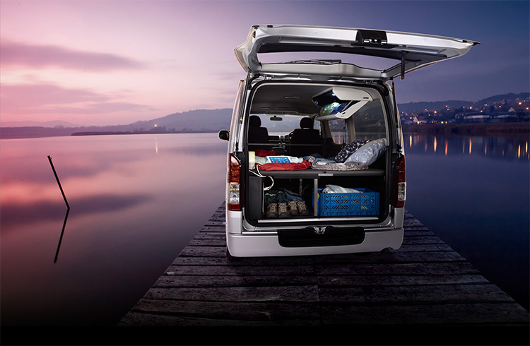 <img src='img/customize_slide_caption.png' alt='車中泊'>快適な車中泊を実現する、豊富なオプション設定。 車中泊