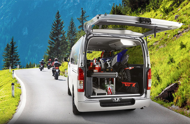 <img src='img/customize_slide_caption7.png' alt='バイク'>カーゴレールと床固縛アンカーナットの使用で、重量のあるバイクもしっかり固定でき、安心して運搬できます。 バイク