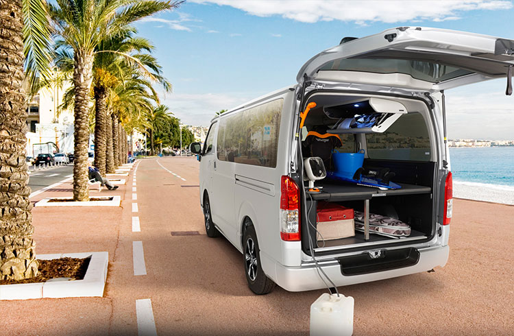 <img src='img/customize_slide_caption8.png' alt='サーフィン'>補助バッテリーを使用すれば、停車時でもAC100V、DC12V電源がとれるので電動シャワーが使えて便利。 サーフィン